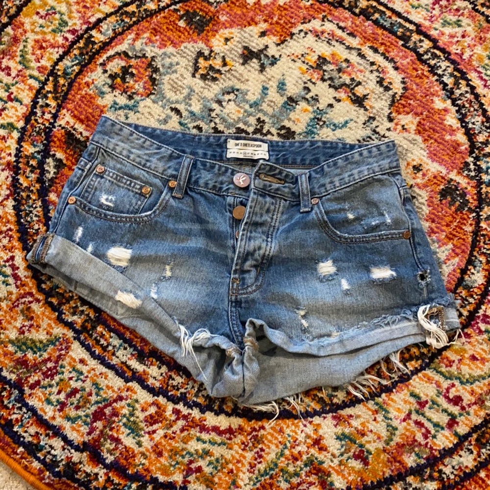 One teaspoon Jean shorts w/ rip details.